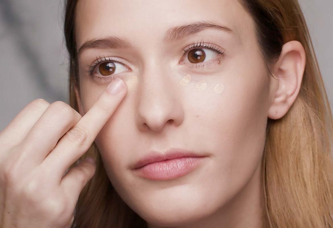 No solo es importante saber cómo aclarar las ojeras, también cuenta si sabes aplicarte el producto para conseguir el mejor resultado. ¡Prueba More Than Concealer de L’Oréal Paris!